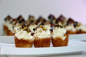 סלסלאות קדאיף עם שמנת מתוקה שבבי שוקולד ופיסטוק